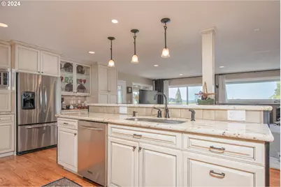 584 N Tomahawk Island Dr, Portland, OR 97217 - Photo 16