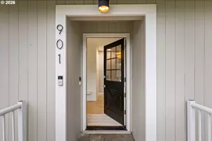 901 SW Maplecrest Ct, Portland, OR 97219 - Photo 4