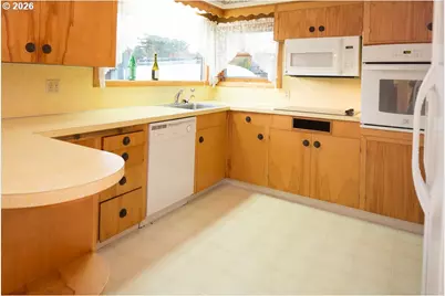 144 SE 85th Ave, Portland, OR 97216 - Photo 6