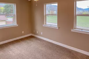 3133 NE Douglas Ave, Roseburg, OR 97470 - Photo 18