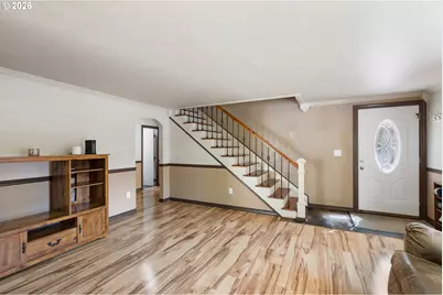1562 NW Calkins Ave, Roseburg, OR 97471 - Photo 8