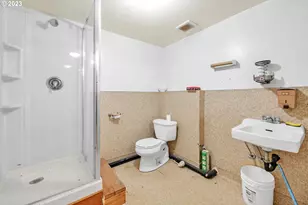27725 Royal, Eugene, OR 97402 - Photo 40
