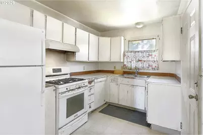 915 NE 4th St, Gresham, OR 97030 - Photo 2