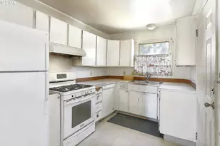 915 NE 4th St, Gresham, OR 97030 - Photo 2