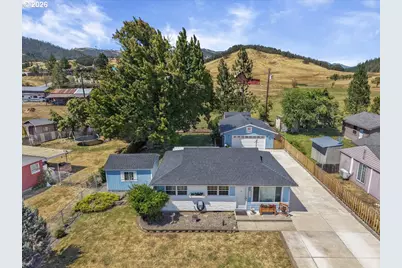 946 E 4th Ave, Riddle, OR 97469 - Photo 1