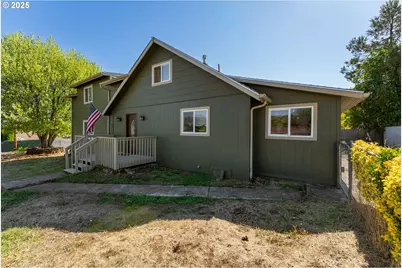 2104 NW Calkins Ave, Roseburg, OR 97471 - Photo 1