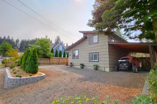 1727 E Washington Ave, Cottage Grove, OR 97424 - Photo 1