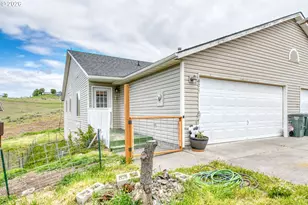 921 SW Nye Ave, Pendleton, OR 97801 - Photo 1