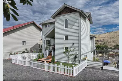 405 Elrod Ave, Maupin, OR 97037 - Photo 1