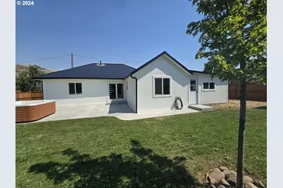 408 N Clairmont St, Wallowa, OR 97885 - Photo 1