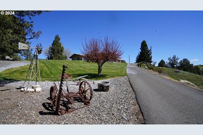 27648 Golf Club Ln, John Day, OR 97845 - Photo 1