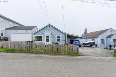 727 E 10th St, Coquille, OR 97423 - Photo 1