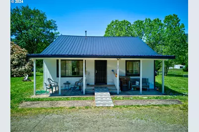 437 Taylor St, Myrtle Creek, OR 97457 - Photo 1