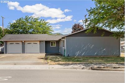 621 E 4th Ave, Riddle, OR 97469 - Photo 1