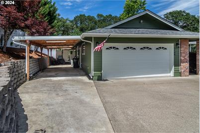 2108 SE Lois Dr, Roseburg, OR 97470 - Photo 1