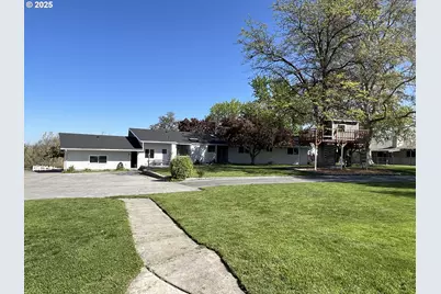 1082 E Highland Ave, Hermiston, OR 97838 - Photo 1