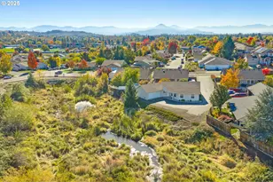 826 Crystal Dr, Eagle Point, OR 97524 - Photo 1