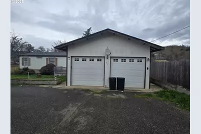 217 NE Peggy Ave, Roseburg, OR 97470 - Photo 1