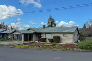 1042 W Brown Ave, Roseburg, OR 97471 - Photo 1