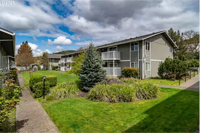 885 NE Sunset St #2, Roseburg, OR 97470 - Photo 1