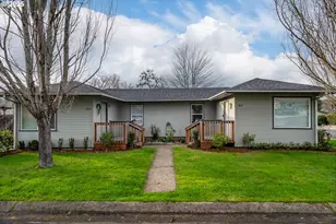 512 W Center St, Roseburg, OR 97471 - Photo 1