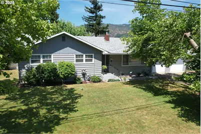 131 Mountain View Ave, Myrtle Creek, OR 97457 - Photo 1