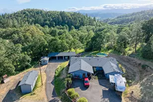 981 Oakview Dr, Roseburg, OR 97471 - Photo 1