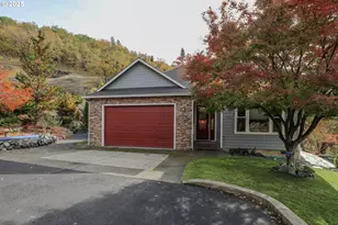 1763 NE Rocky Dr, Roseburg, OR 97470 - Photo 1