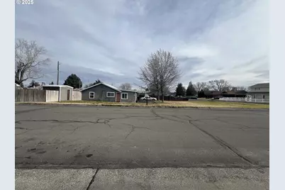 955 SW 10th St, Hermiston, OR 97838 - Photo 1