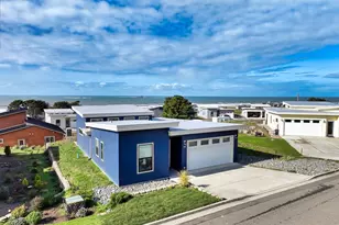 30414 Driftwood Dr, Gold Beach, OR 97444 - Photo 1