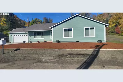 2152 NE Klamath Ave, Roseburg, OR 97470 - Photo 1