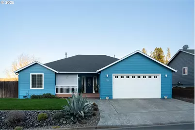 721 N Summerwood St, Roseburg, OR 97471 - Photo 1