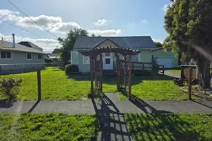 812 B St, Myrtle Point, OR 97458 - Photo 1