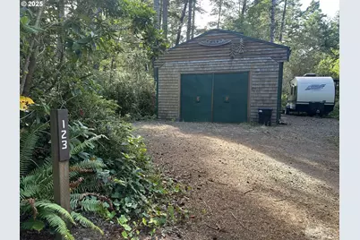 123 Outer Dr, Florence, OR 97439 - Photo 1