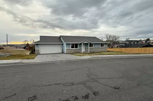 70 NE Alora Dr, Hermiston, OR 97838 - Photo 1