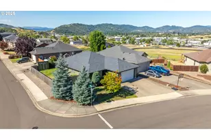 1862 NE Sunset Loop Dr, Roseburg, OR 97470 - Photo 1
