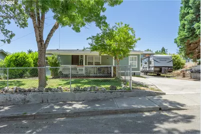 946 NE Laurance St, Myrtle Creek, OR 97457 - Photo 1