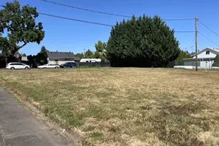 718 SW Cedarwood Ave, McMinnville, OR 97128 - Photo 1