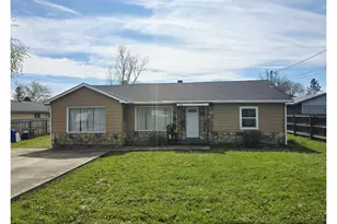 2137 Castle Ave, Roseburg, OR 97471 - Photo 1