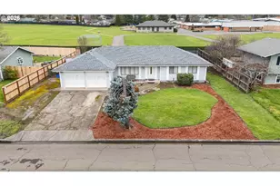 1766 NW Beaumont Ave, Roseburg, OR 97471 - Photo 1