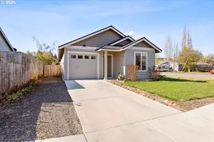 902 SE 3rd St, Prineville, OR 97754 - Photo 1