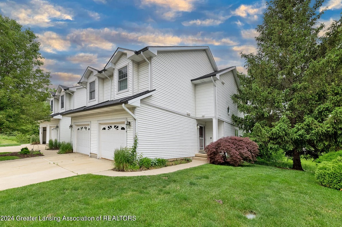 5704 Shaw St, Haslett, MI 48840-8715