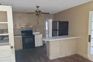 212 Bradham Ave, Manning, SC 29102 - Photo 6
