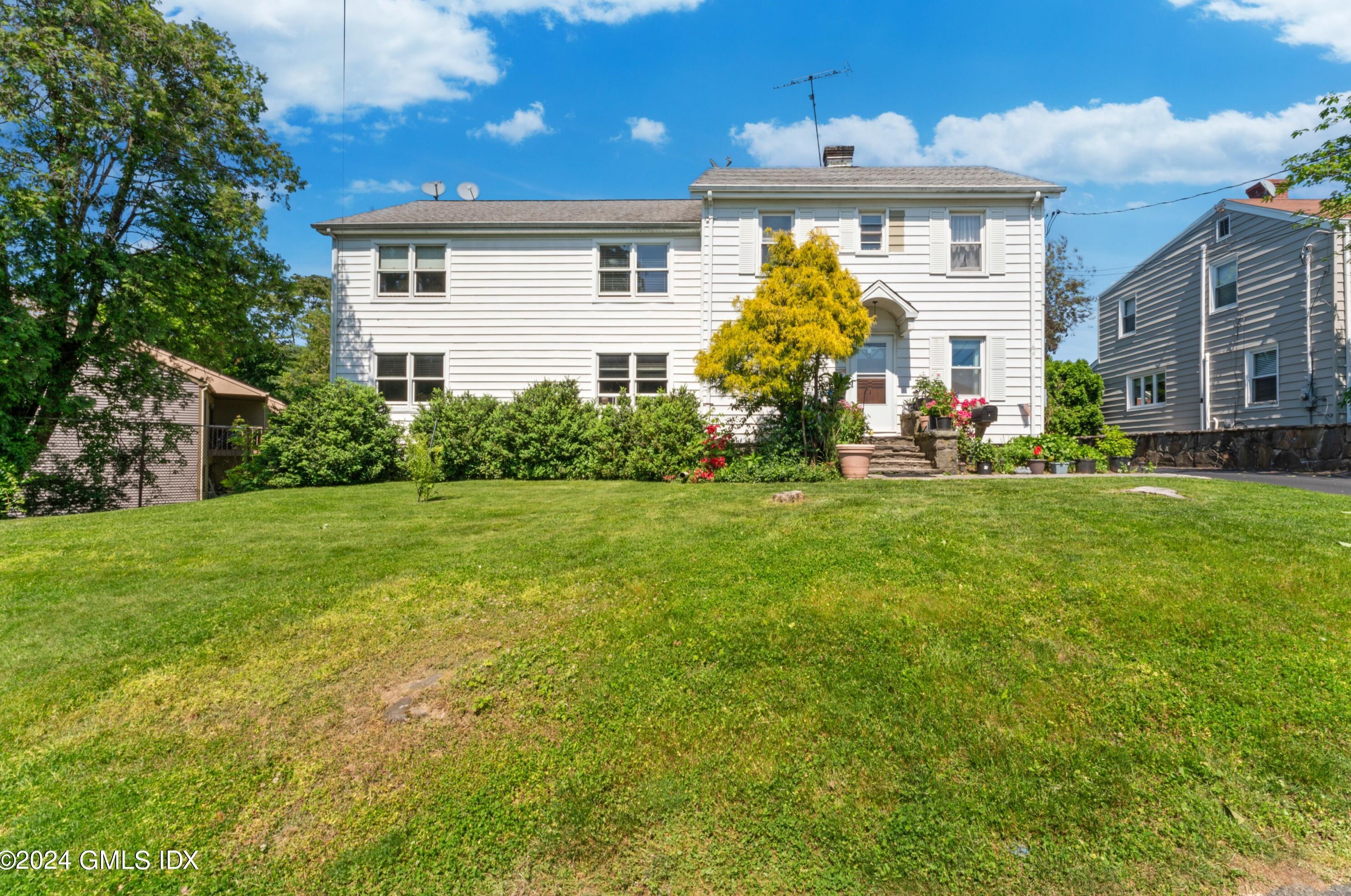 6 Seitz Ln, Cos Cob, CT 06807