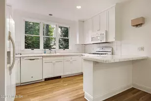 14 Grove Ln, Greenwich, CT 06831 - Photo 10