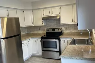 8 Booth Ct, Greenwich, CT 06830 - Photo 2