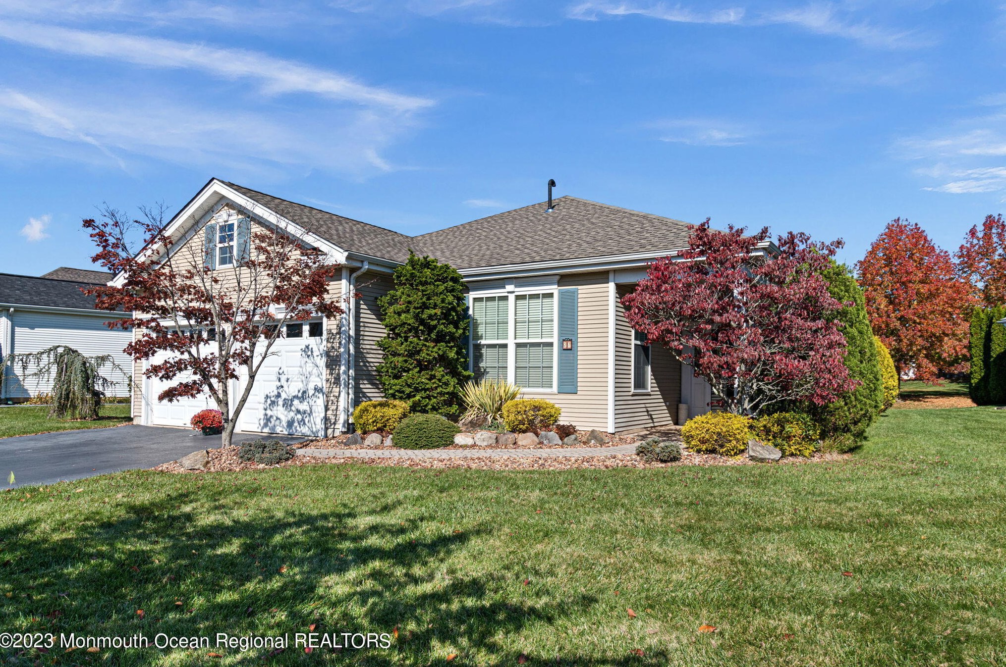 27 Betsy Ross Dr, Upper Freehold, NJ 08501