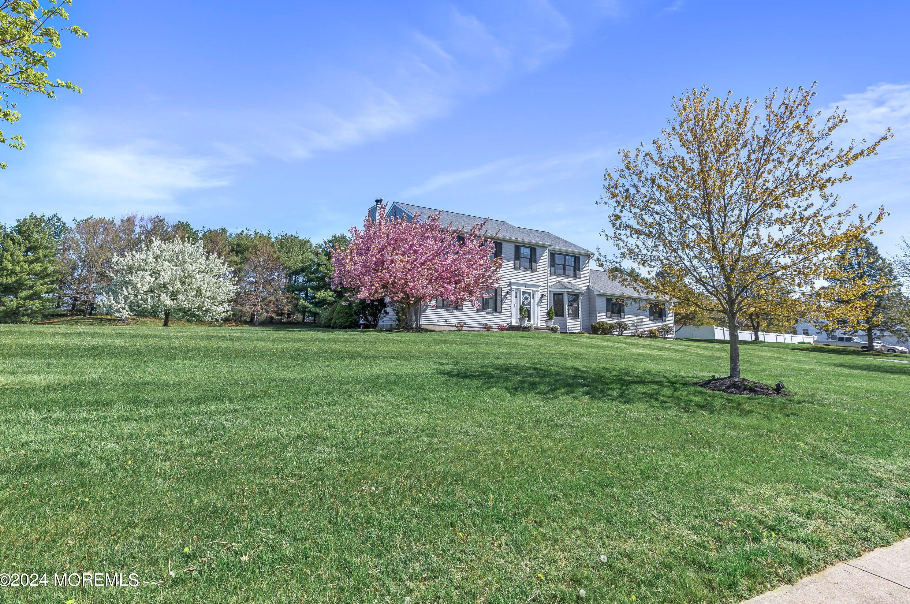 8 Alexander Dr, Upper Freehold, NJ 08501