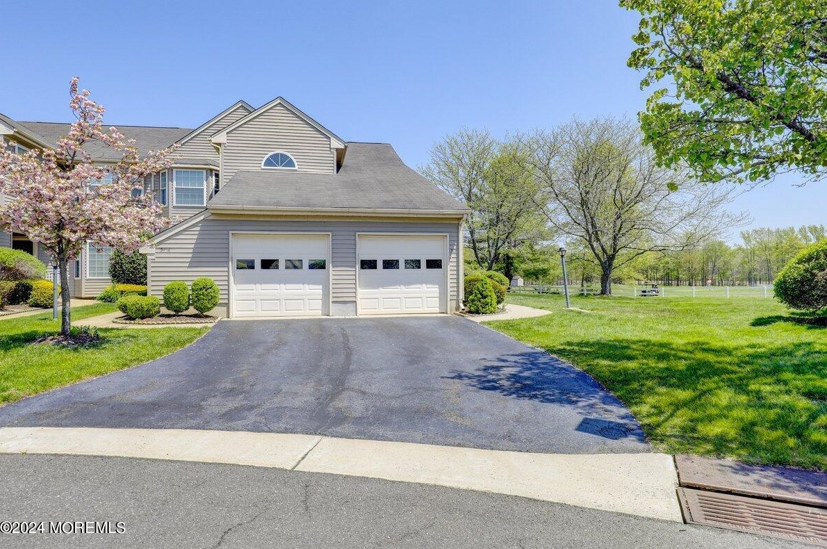 31 Ethan Allen Dr, Monroe Twp, NJ 08831-5639