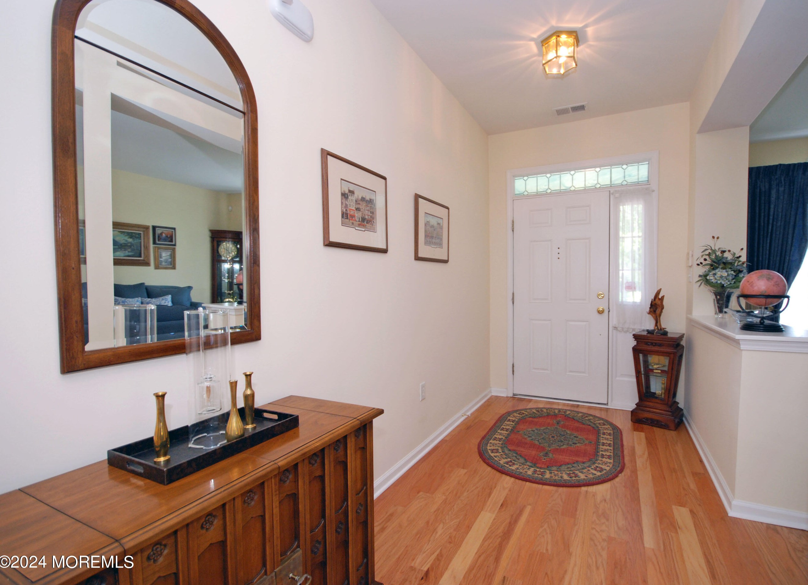 14 Minuteman Cir, Upper Freehold, NJ 08501